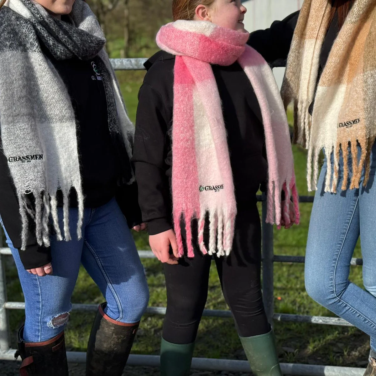 "GRASSMEN" Fluffy Check Scarf - Image 11